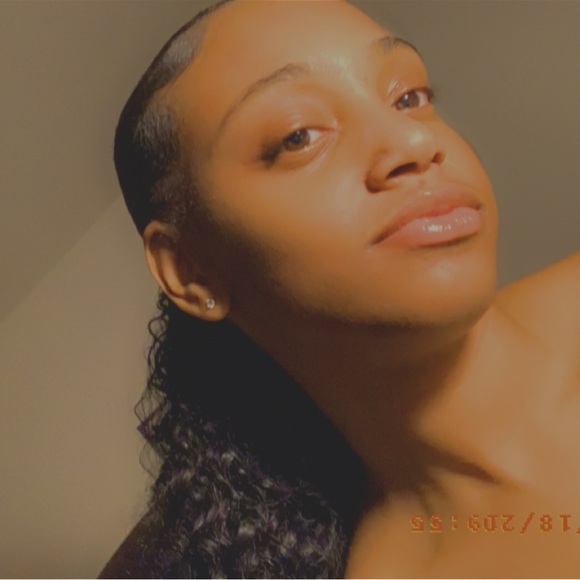 Meet your Posher, Lana Carpio! - Picture 2 of 2